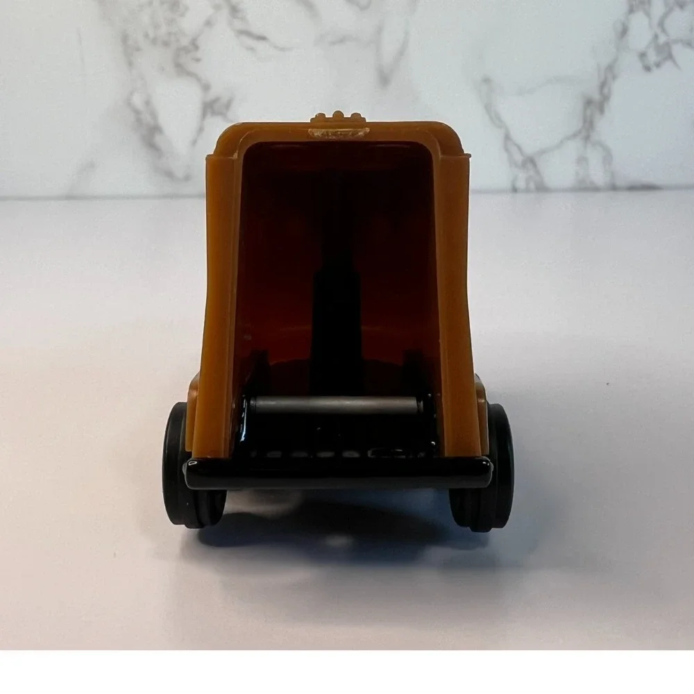 ERTL Mini Vintage Farm Horse Trailer – Open Back, Plastic Top,‎ Metal Bottom